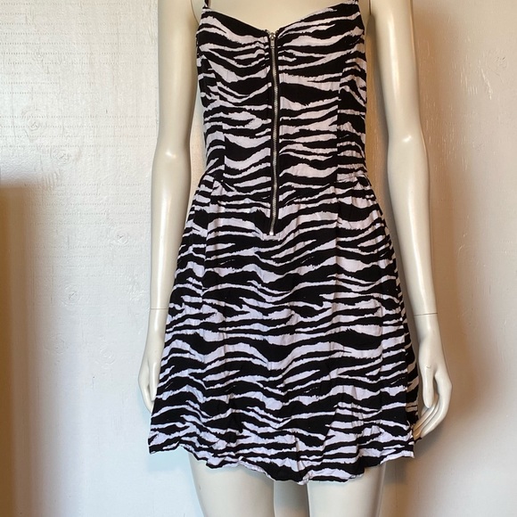 Divided by H&M Zebra Stripes Dress - Picture 2 of 7